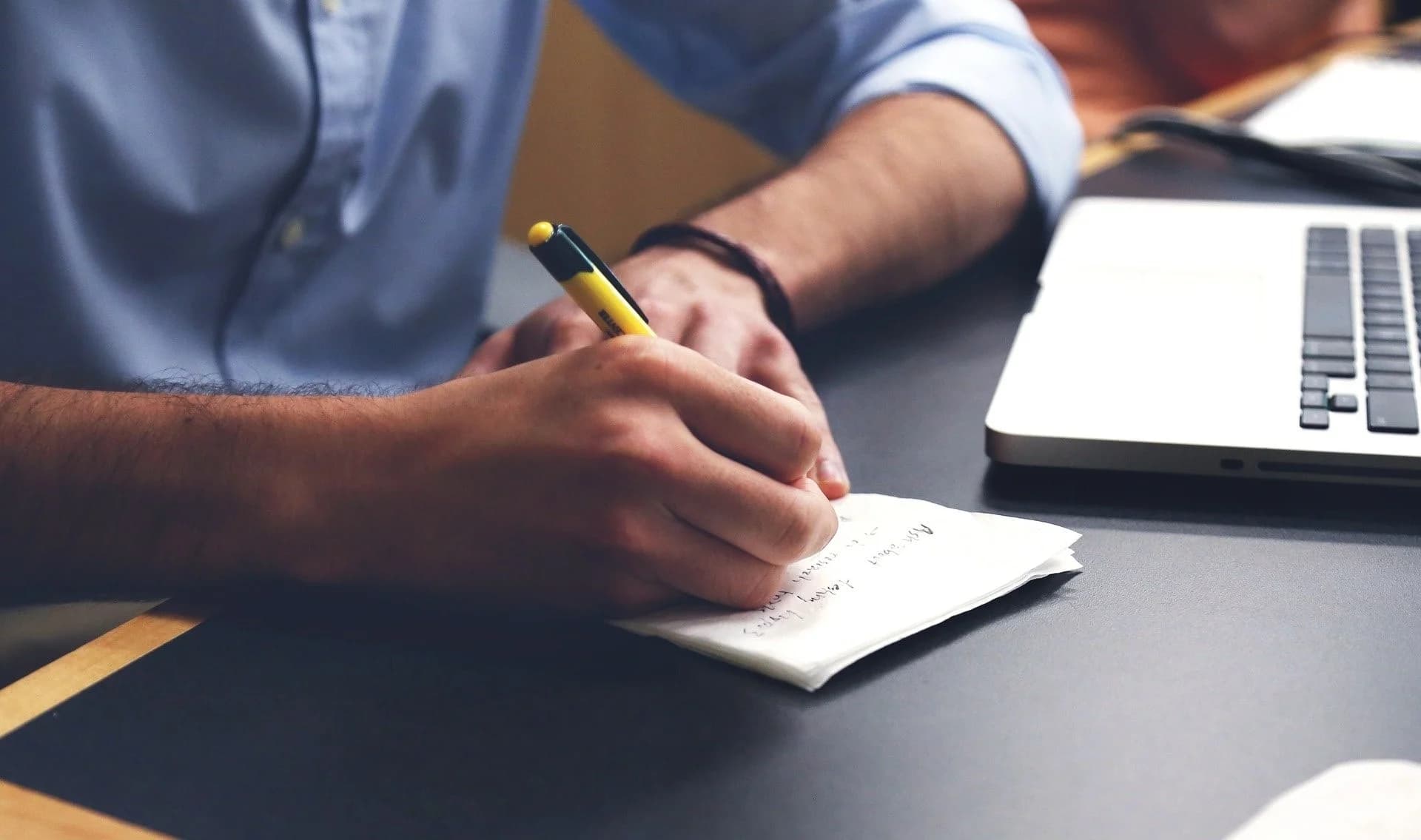 un homme en train de faire un liste des avantages de la location de bureau