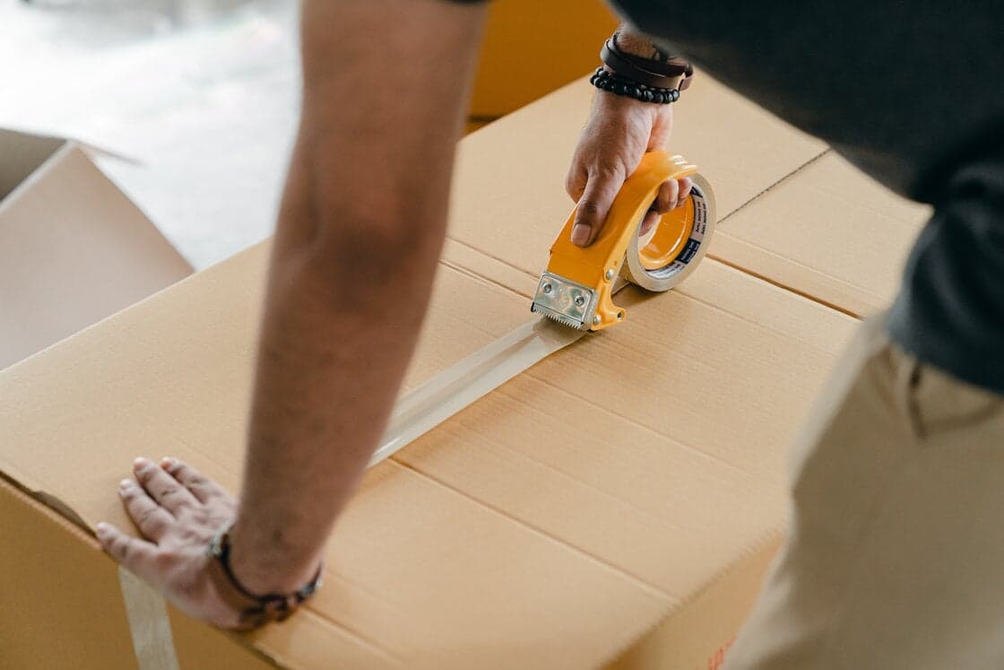 fermeture d'un carton pour illustrer l'entreposage pour les entreprises