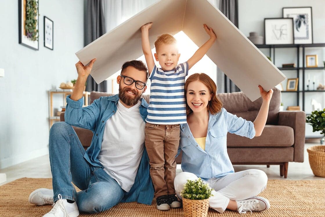 famille heureuse avec un carton sur la tête pour illustrer un déménagement facile