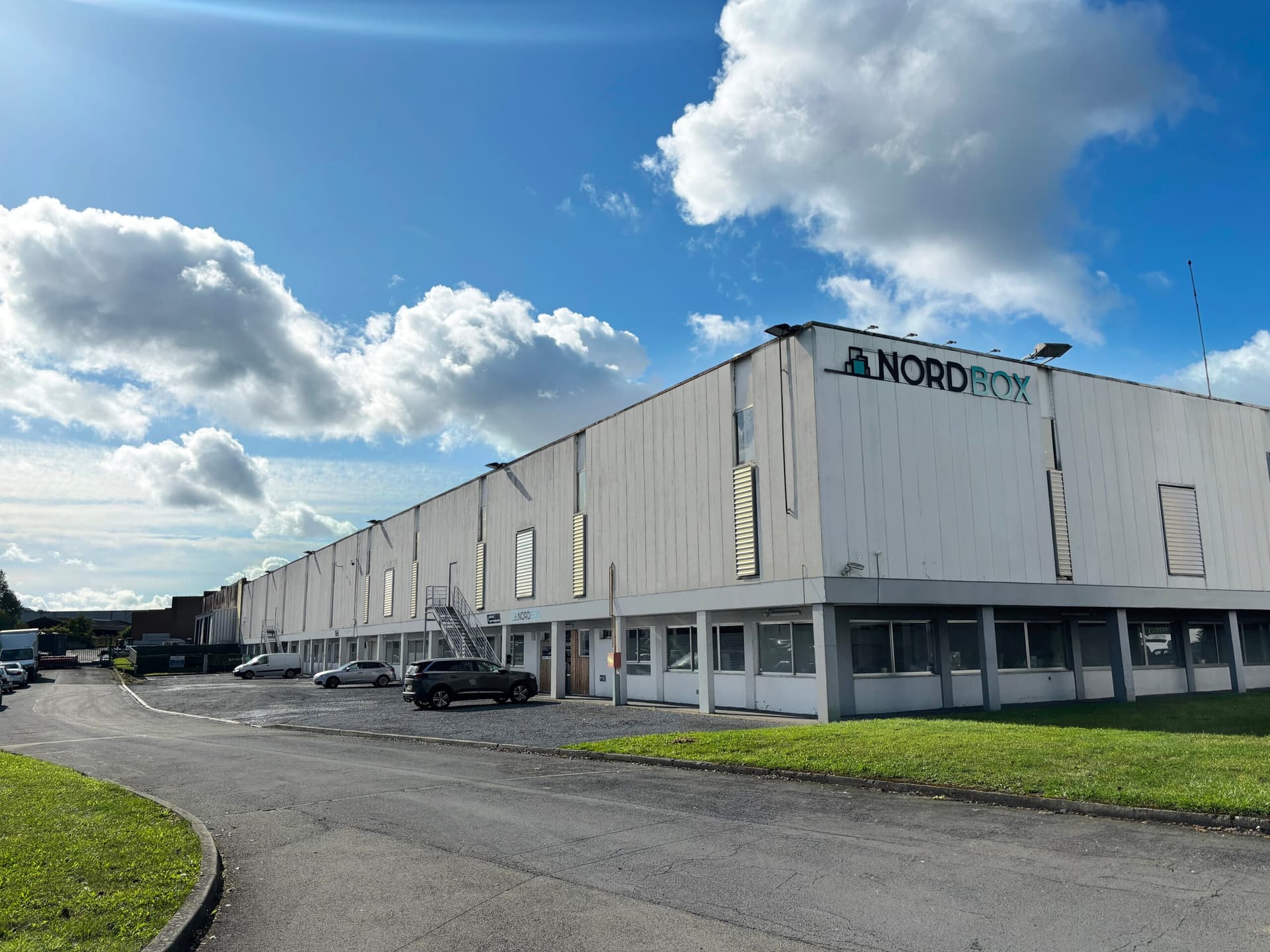 centre de stockage Tourcoing sous un ciel bleu