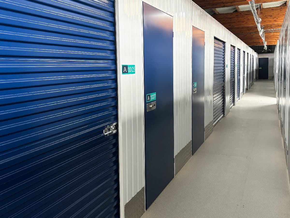 intérieur d'un centre de stockage à Roubaix avec portes d'accès au garde meuble