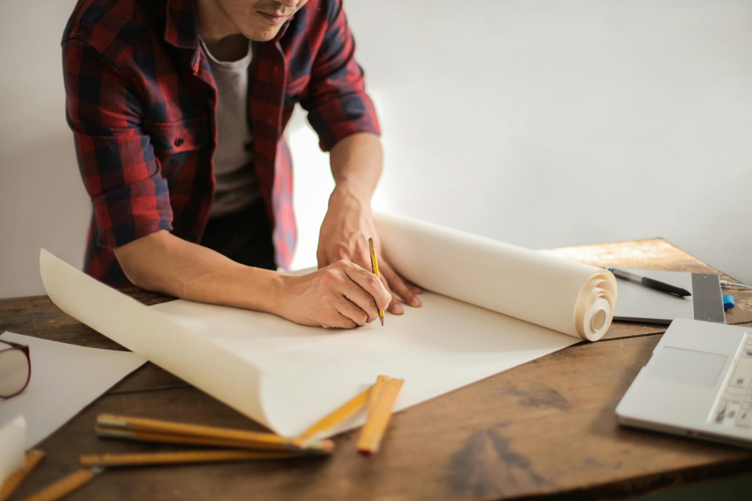 Artisan en train de travailler dans un bureau pour illustrer la location d'un bureau privatif dans la région de Tourcoing Roubaix ou Roncq